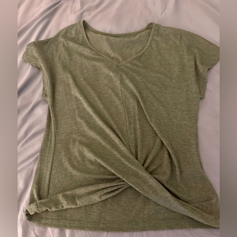 NWOT Tee w/ Twist at Bottom. Heather Green. Sz S